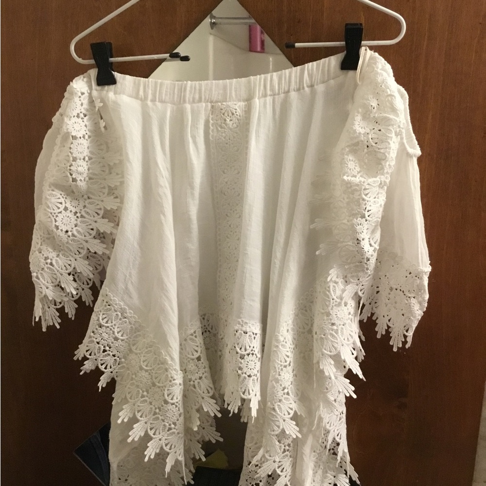 🌟Off the shoulder short sleeve blouse with lace details size M (5 for 25)